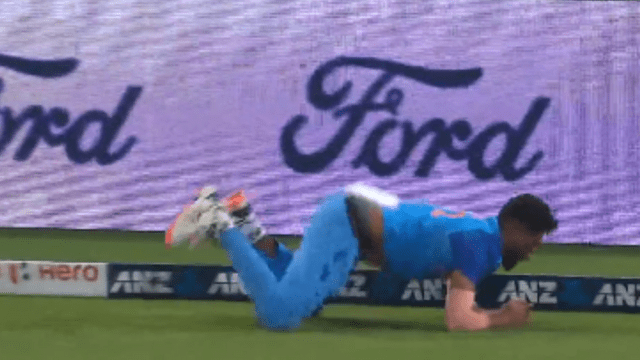 Mohammad Siraj became "Superman", Siraj turned water on Phillips' strong bullet speed shot, won hearts by miraculous fielding