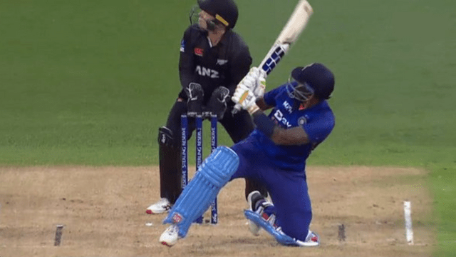 CRICCRANK (9) Suryakumar Yadav created havoc by scoring 34 runs in 25 balls, these 2 sweep sixes blew the senses of Santner-Bracewell