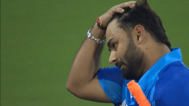 IND vs NZ: Ishan Kishan made a mistake in the live match, brought both gloves with the same hand, know what happened then