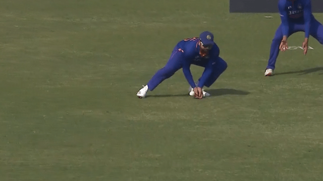 Rohit Sharma dropped a simple catch, got injured, live match big drama in Siraj's over
