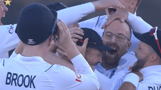 Ben Stokes made 11 players stand at a distance of 15 yards to get Naseem Shah OUT, Naseem lost his senses