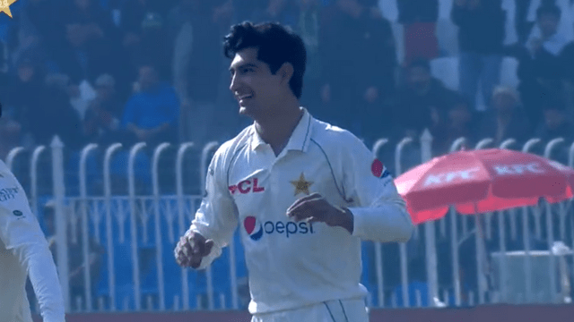 Duckett senses Naseem Shah's rocket speed ball, gets out for 0 runs, Salman takes superman catch