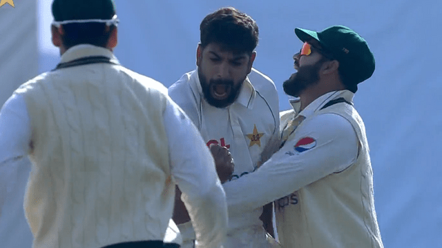 विडियो:Haris Rauf clean bold  crawley at 143.7 km rocket speed ball, 1.3 degrees