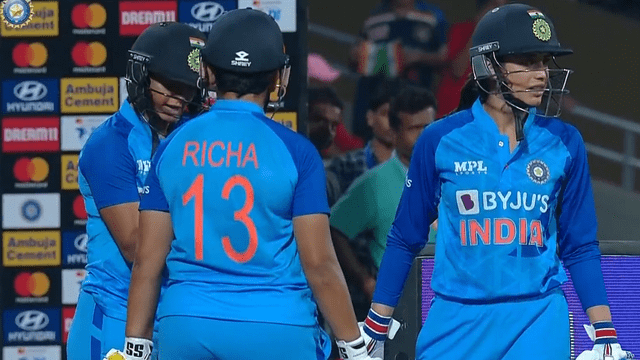INDvAUS: 20 runs in 6 balls, Richa Ghosh-Smriti Mandhana created panic in super over, IND crushed AUS by 4 runs, Australia's pride broken