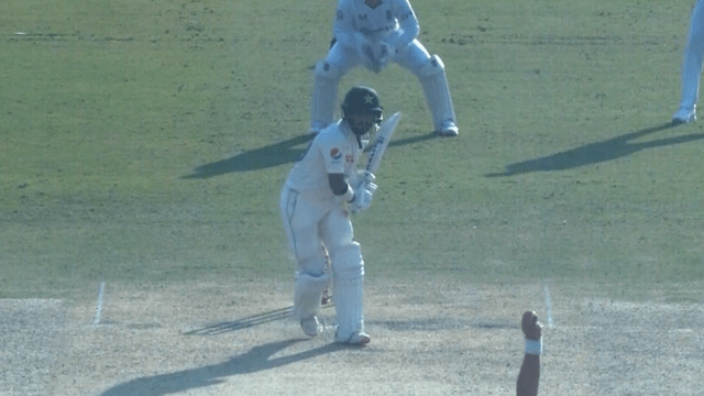 Shakeel taught a lesson to Anderson, rocket speed aerial shot hit four, 5 fielders became spectators