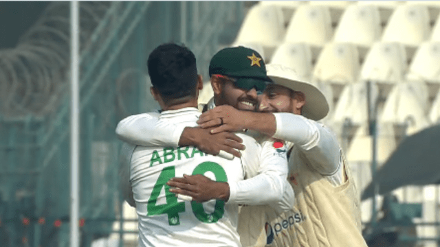 PAK vs ENG: Abrar Ahmed's mystery ball made Crawley go crazy, 1.6 degree swing ball took the stump