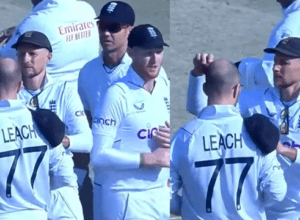 Root took the support of Leach's head to shine the ball, started rubbing the ball on his head, the commentators were stunned!