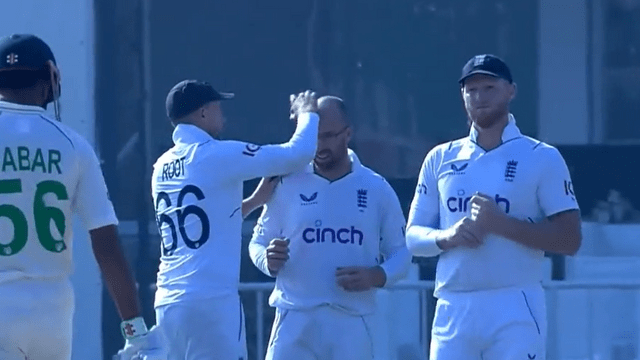 Root took the support of Leach's head to shine the ball, started rubbing the ball on his head, the commentators were stunned!