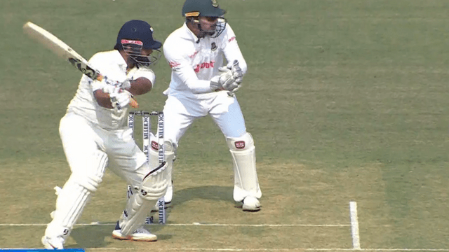 Rishabh Pant lost by luck! Dodged on the inside ball, Mehandi Hasan bowled, 46 runs rocked