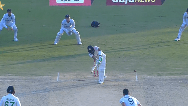 Mohammad Rizwan could not bear Anderson's rocket speed ball, Ben Stokes laughed after taking the catch