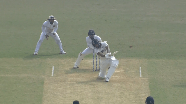 Sitting on his knees, Umesh Yadav hit 100 meter sky "rocket six", hit 15 runs in 10 balls
