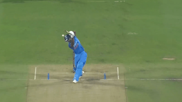 Mendis jumped like a leopard and caught Hardik's catch in the blink of an eye, blew Hardik's senses!