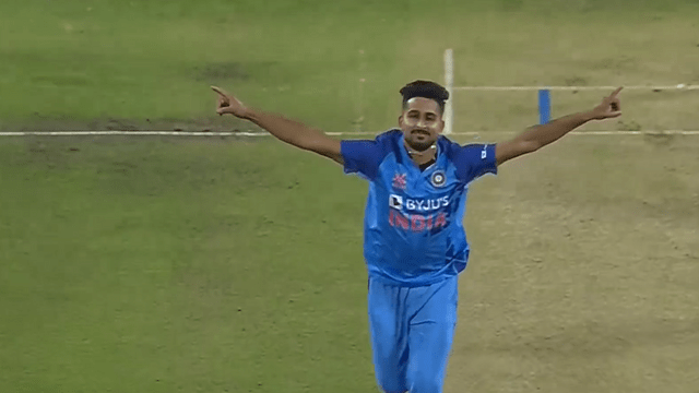 Umran Malik's 147 km rocket speed ball flew 25 meters away from Rajapaksa's wicket