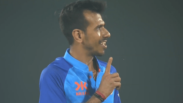 Chahal could not stop himself after seeing Suryakumar Yadav's stormy batting, Chahal "kissed" Suryakumar's hand