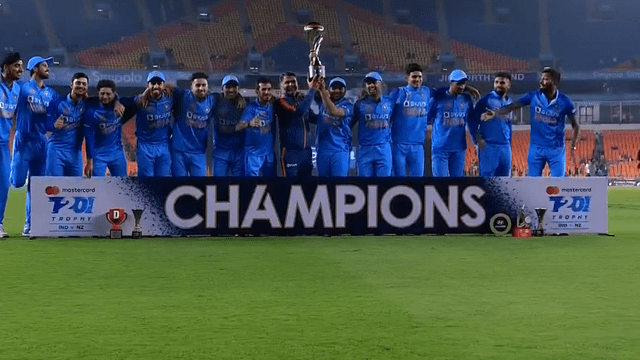 Hardik broke Dhoni's tradition, gave the winning trophy to Prithvi Shaw and this mystery man made headlines