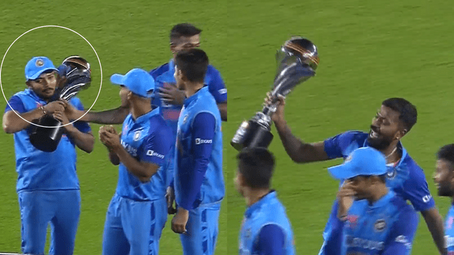 776C18EC-F8E7-4891-B530-AC7E662BE3F1 Hardik broke Dhoni's tradition, gave the winning trophy to Prithvi Shaw and this mystery man made headlines