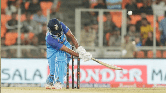Sitting on his knees, Rahul Tripathi hit a 148 km speed ball for a stormy six, Lockie Ferguson was blown away