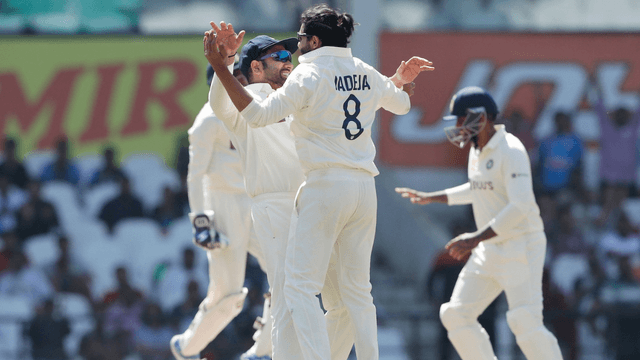 Jadeja rocked by taking 2 wickets in 2 consecutive balls, Labushen's senses blown by Bharat's magical stump, out for 49 runs