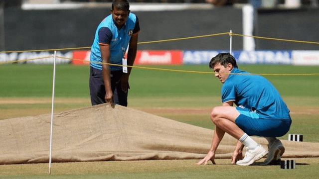 India vs Australia 2nd test: Steve Smith caught before the second test, came on his knees, scanning the pitch with glasses for a long time, Warner supported