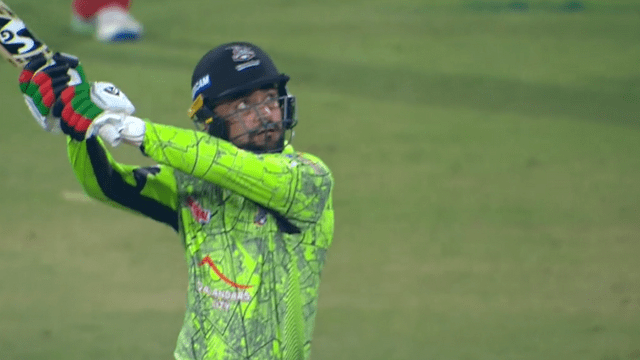 Rashid Khan showed Dhoni's helicopter shot in Pakistan, the ball floating in the air went 99 meters away