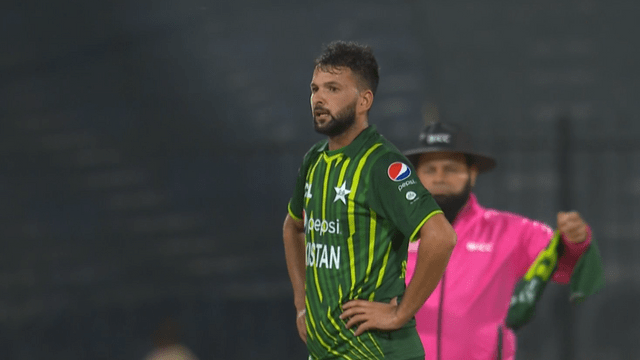 Ihsanullah created havoc, hit the ball between Rashid Khan's legs, forced him to fall on the ground, injured Zadran!