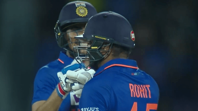Rohit Sharma hit a stormy six on Stark's ball coming at a speed of 140 km, avoided breaking the glass of the car, scored 30 runs