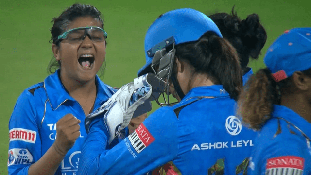 Wareham, Sneh Rana got bowled on the mystery ball of MI spinner Saika and Amelia, didn't know when the ball took the wicket
