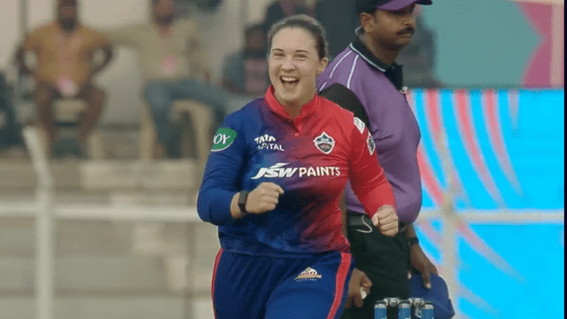 Shefali Verma jumped in the air and caught the incredible catch of Sophie Devine, Capsy could not believe