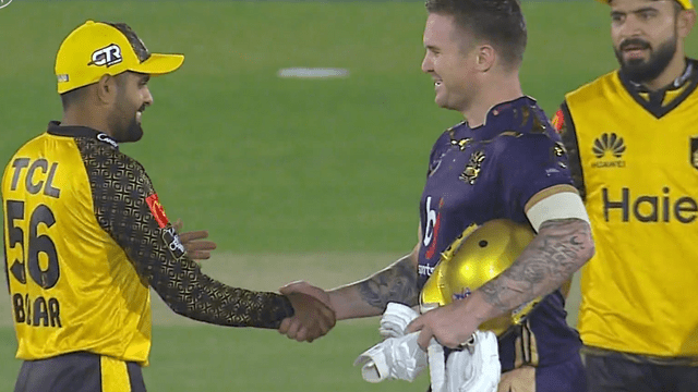 Wahab Rijay dismissed Martin Guptill, his kiss in the middle ground, hit 3 fours in one over