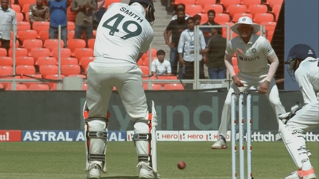 Steve Smith bowled on Jadeja's magical ball, Smith could not even move the ball, the ball ripped down