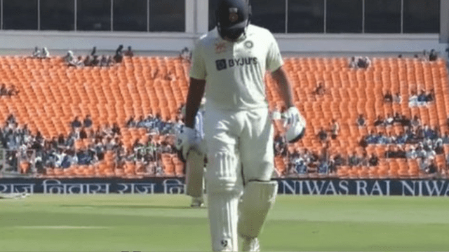 Rohit Sharma hit a stormy six on Stark's bouncer, shocked Stark, completed 17000 international runs