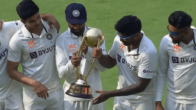 Lokesh Rahul was taking the cup from Rohit Sharma, but Rohit played Dhoni's "tradition" by putting it in the hands of Bharat and Suryakumar, won millions of hearts