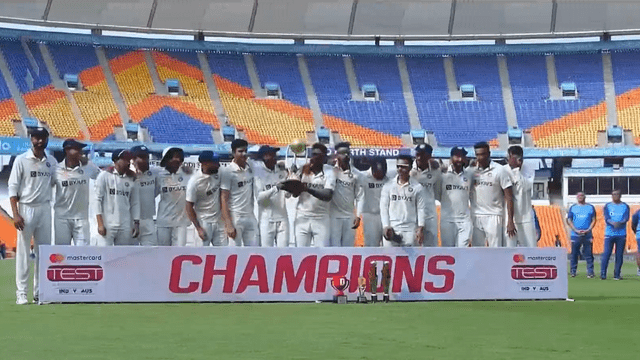Lokesh Rahul was taking the cup from Rohit Sharma, but Rohit played Dhoni's "tradition" by putting it in the hands of Bharat and Suryakumar, won millions of hearts