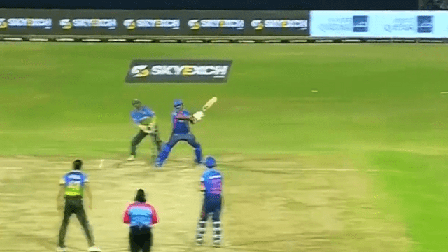 Robin Uthapa wreaked havoc with an innings of 88 runs, Hafeez hit 3 consecutive sixes in 1 over, crushed Misbah's team by 10 wickets