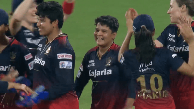 RCB vs UPW: RCB bowler Sophie Devine's storm in the do or die match, took 2 wickets in the first over, RCB set a target of 136 runs to win