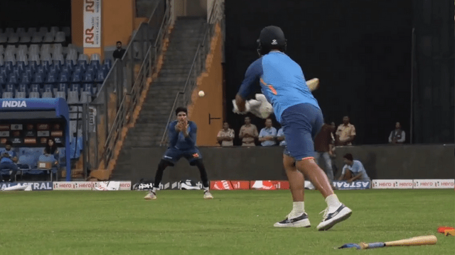 Video: Rahul Dravid himself wearing a helmet to get catching practice, got Shubman Gill to practice catch in slip
