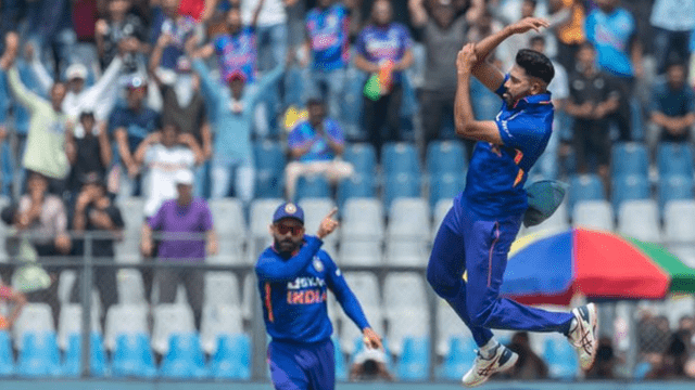 Travis Head's wicket flew at 140 km speed from Mohammed Siraj, danced and fell 3 feet away