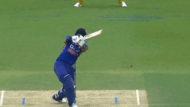 Akshar Patel tore the sky by hitting two sixes in two consecutive balls of Stark, blew Stark's senses!