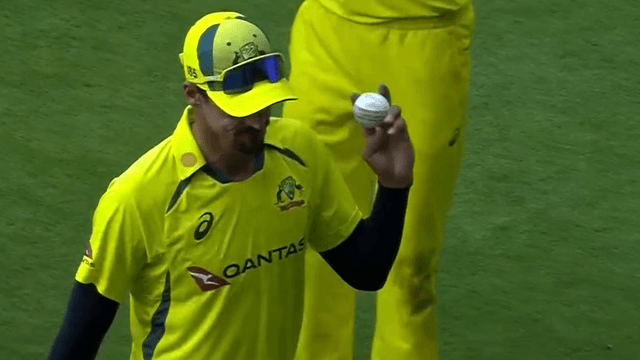 Akshar Patel tore the sky by hitting two sixes in two consecutive balls of Stark, blew Stark's senses!