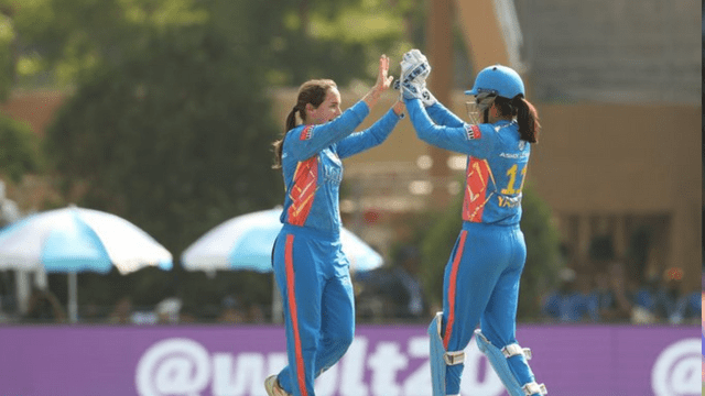 Kanika wanted to hit Amelia's ball for six, Amelia did OUT, Mumbai Indians on top