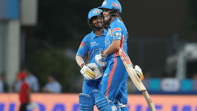 Kanika wanted to hit Amelia's ball for six, Amelia did OUT, Mumbai Indians on top
