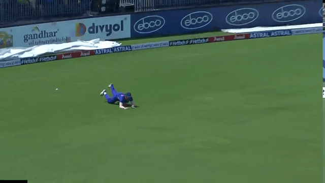 Drama happened in Hardik's over, first head missed catch then Kuldeep took tremendous catch, head out on 33