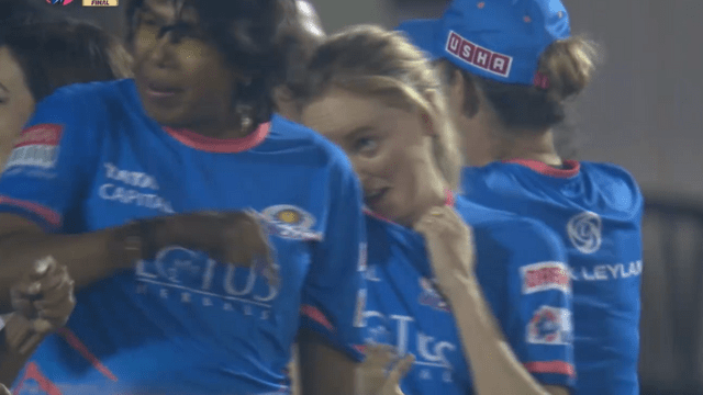 Nita Ambani's roar of victory, Khushi wipes tears of happiness and hugs Harman, MI celebrates like this after winning the WPL trophy