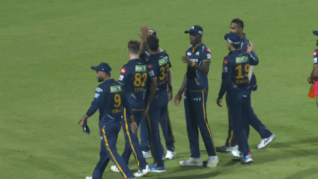 Abhishek Porel's helmet shaken by Alzarri Joseph's stormy bouncer with 150 KMPH speed, Physio ran when the ball hit the helmet