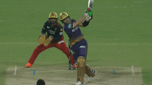 Andre Russell became the victim of a golden duck due to Virat's tremendous catch, Kolkata was shocked by 2 wickets in one over of Karn Sharma