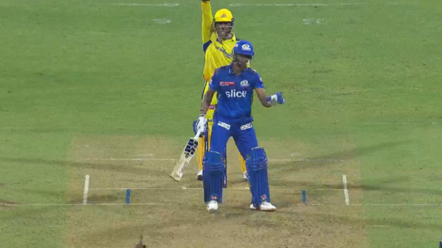 Dhoni embarrassed the umpire by taking DRS, Dhoni's catch caused Suryakumar to rise before rising