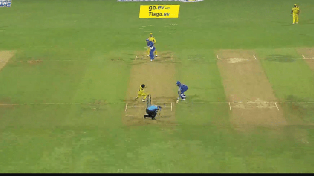 Jadeja caught the ball coming at a rocket speed of 170 km, the umpire fell after seeing the ball, the beats were fast, wow what a catch
