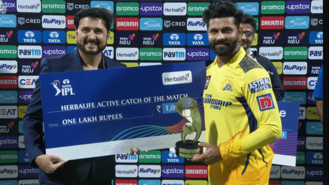 Jadeja caught the ball coming at a rocket speed of 170 km, the umpire fell after seeing the ball, the beats were fast, wow what a catch