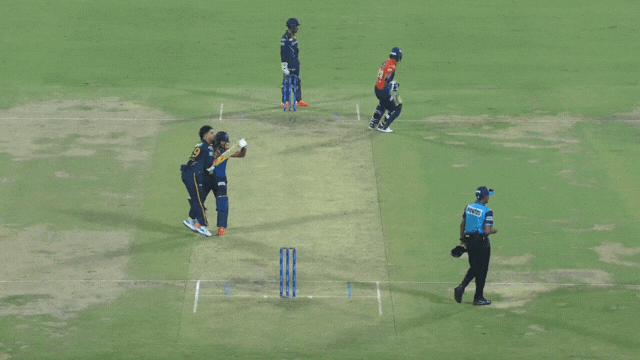 Rashid Khan fell on the ground due to a collision with Sarfaraz Khan, Sarfaraz ignored seeing it, Rashid took revenge like this
