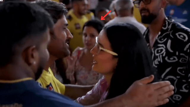 CRICCRANK - 2023-05-30T115003.450 Hardik's wife Natasha hugged Dhoni, Dhoni's wife Sakshi was seen